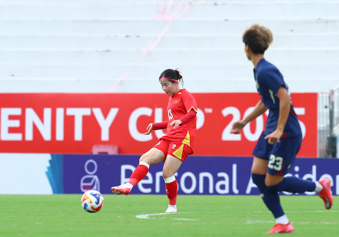 Đội nữ Việt Nam đã chơi khá bế tắc trong hiệp 1. Ảnh: Đức Cường 