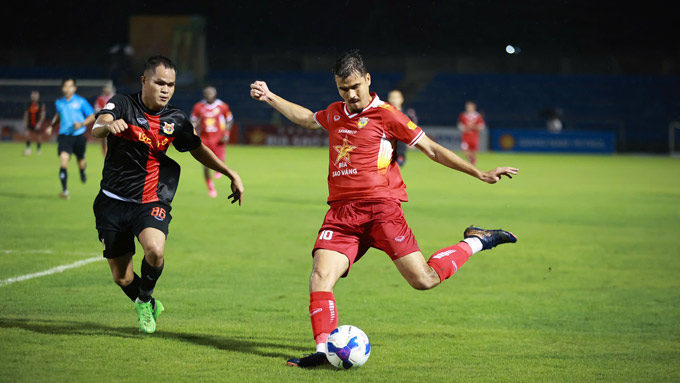 Ninh Bình (phải) đã có trận thắng 3-1 trên sân Hà Tĩnh. Ảnh: Đức Cường