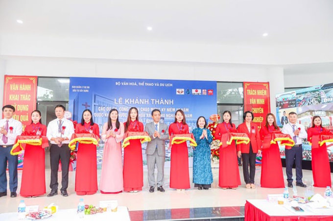 Đại biểu cắt băng khánh thành dự án