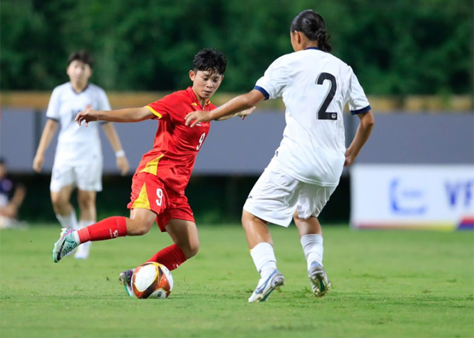 Lưu Hoàng Vân (số 9) trong trận đấu với U20 Hong Kong - Ảnh: VFF