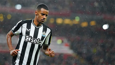  Isak bất mãn công khai với Newcastle