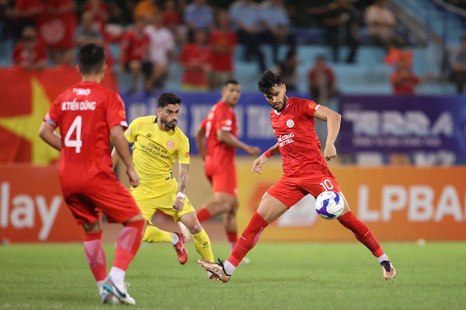 Thể Công Viettel (áo đo áp đảo hoàn toàn so với CA TP.HCM. Ảnh: Đức Cường