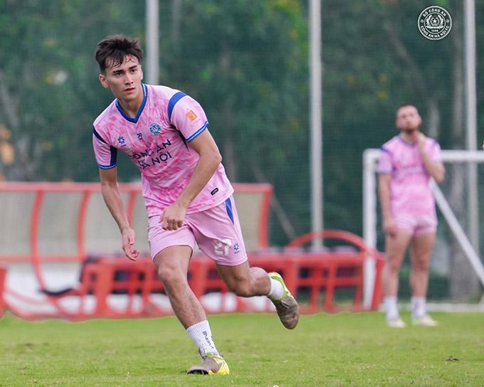 Brandon Ly chờ ngày được CLB Công an Hà Nội trao cơ hội - Ảnh: Công an Hà Nội FC