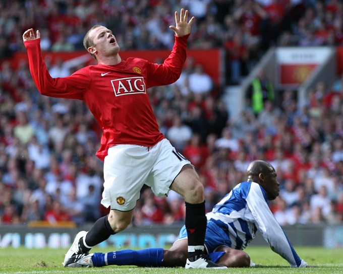 Wayne Rooney bất lực trước hàng thủ Reading trong trận hòa 0-0 của MU tại vòng đầu Premier League 2007/08. Nhưng tới cuối mùa đội quân của Sir Alex vẫn lên ngôi vô địch