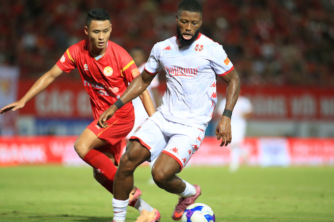 Tấn công liên tục, nhưng các chân sút Hải Phòng (áo trắng) vẫn chưa thể ghi bàn - Ảnh: Phan Tùng