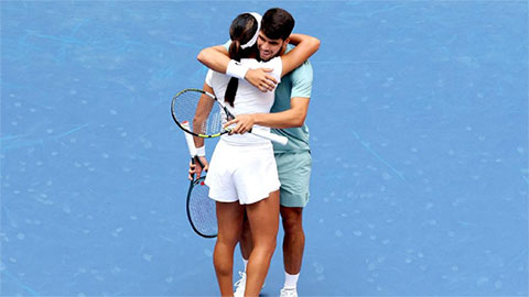  Ngôn ngữ cơ thể tiết lộ Emma Raducan nghĩ gì về Carlos Alcaraz