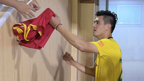  Tiến Linh suýt chấn thương