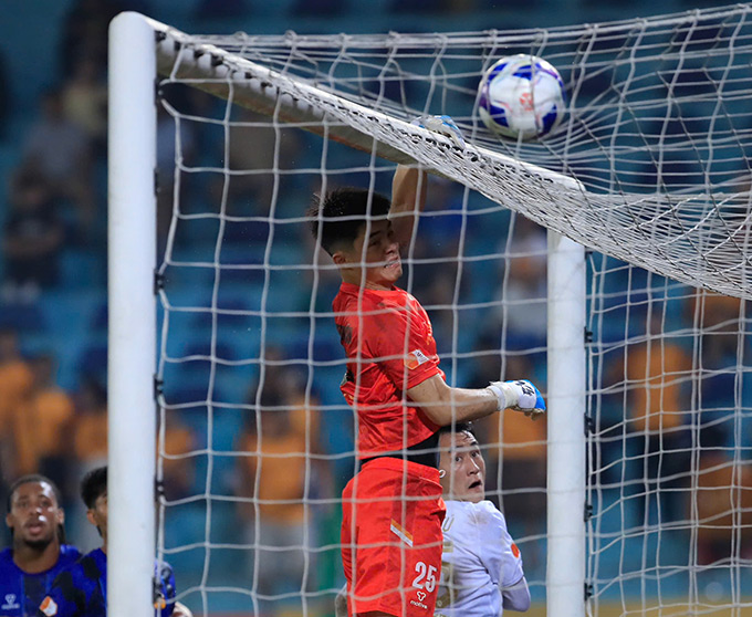 Trần Trung Kiên bắt quá hay - Ảnh: Minh Tuấn