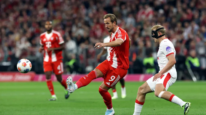 Kane lùi sâu đá như một tiền vệ phòng ngự