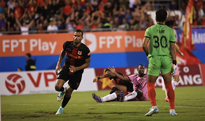 Ngoại binh tỏa sáng giúp Ninh Bình thắng đậm Thanh Hóa với tỷ số 4-0 - Ảnh: Đức Cường 