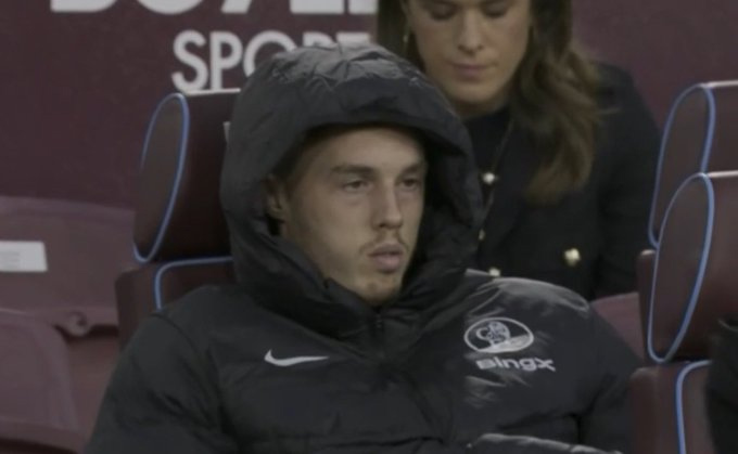 Palmer ngồi trên băng ghế dự bị theo dõi các đồng đội thi đấu