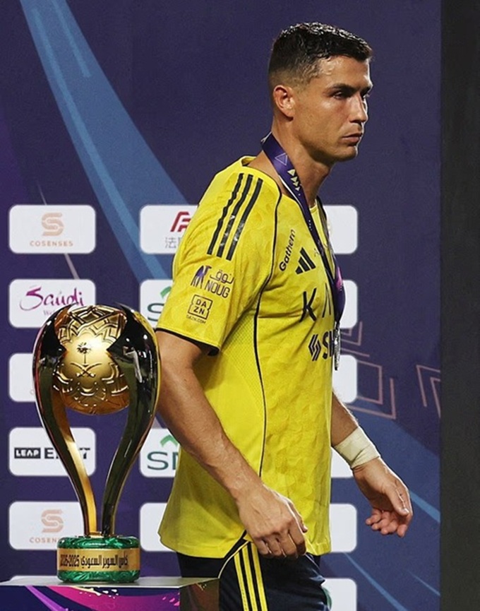 Ronaldo buồn bã lên nhận huy chương bạc