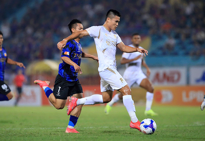 Tiền đạo Tuấn Hải bị khóa chặt khiến Hà Nội bế tắc khâu ghi bàn