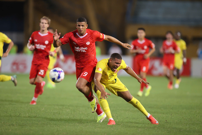 Các ngoại binh của CA TP.HCM (áo vàng) đang là một nỗi lo. Ảnh: Đức Cường