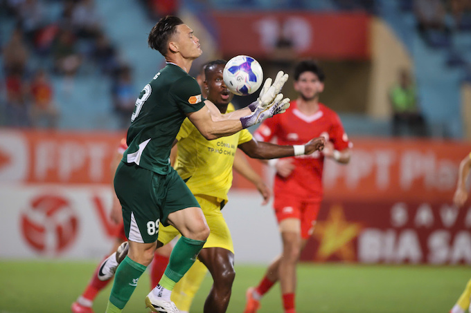 Thủ môn Lê Giang là điểm sáng duy nhất ở CA TP.HCM. Ảnh: Đức Cường