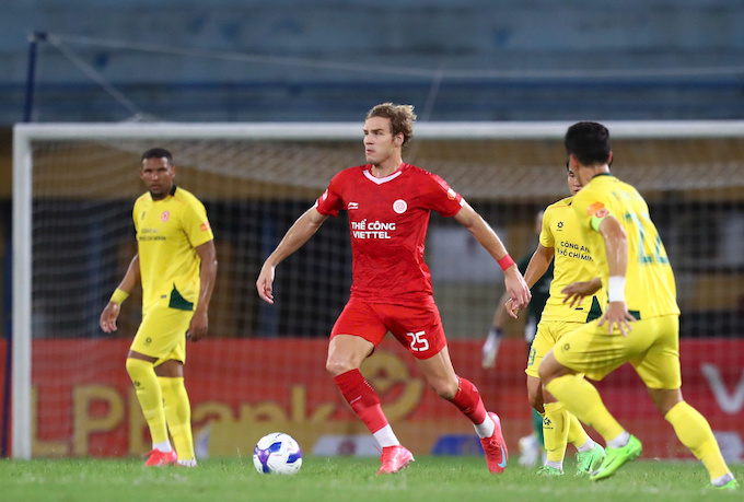 Sức ép liên tục được cầu thủ Thể Công Viettel tạo ra trước khung thành của CA TP.HCM. Ảnh: Đức Cường