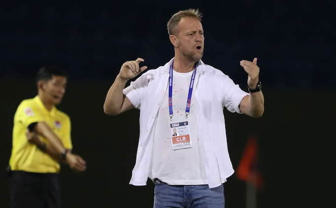 HLV Polking bất ngờ khi CAHN thắng đậm. Ảnh: Anh Khoa 