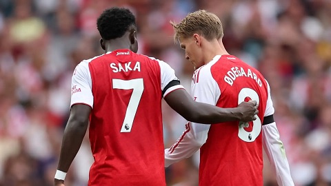  Arteta lo lắng ra mặt vì Odegaard và Saka