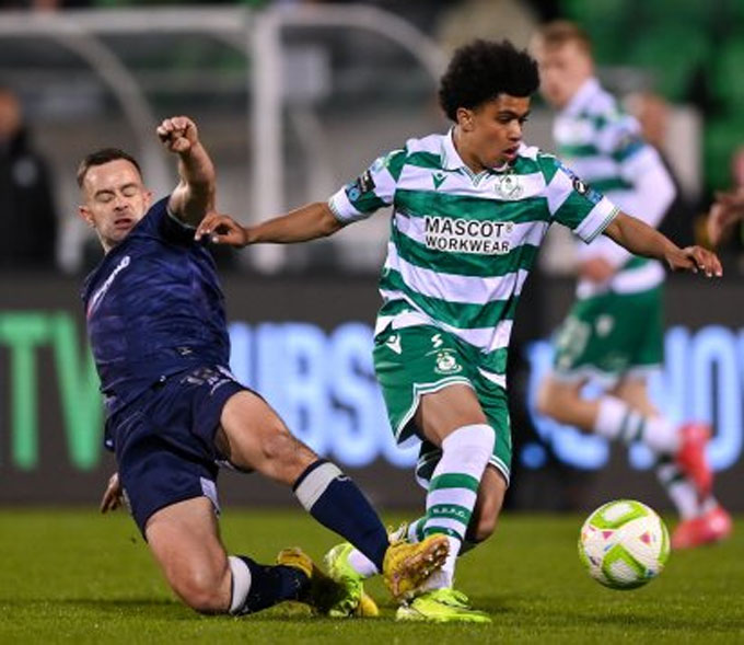 Ozhianvuna (phải) là T năng trẻ được rất nhiều ông lớn châu Âu theo đuổi