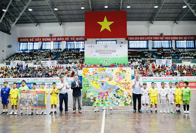 Chủ tịch VFF Trần Quốc Tuấn động viên 2 đội trước trận chung kết 