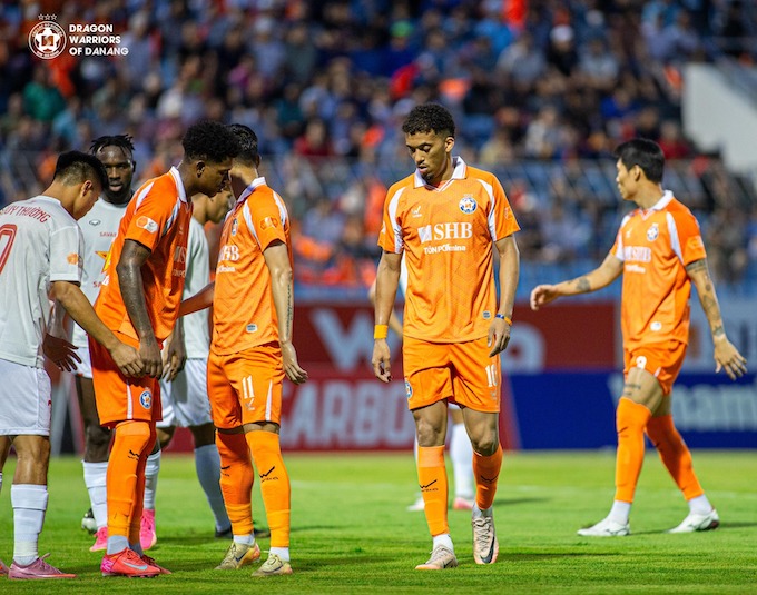 Các cầu thủ SHB Đà Nẵng động viên nhau sau trận thua. Ảnh: FBNV