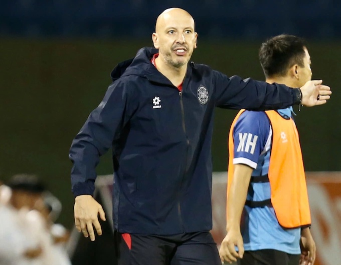 Trợ lý Luis Viegas có những lời lẽ thoá mạ trọng T. Ảnh: Anh Khoa 