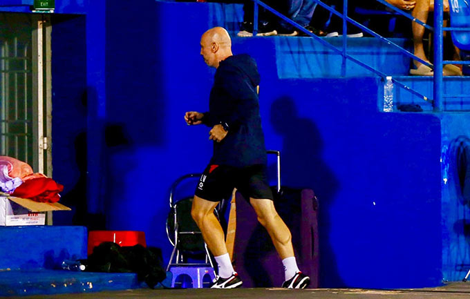 Vị trợ lý này trốn vào đườnfg hầm khi thầy trọng T đến chuẩn bị rút thẻ phạt. Ảnh: Anh Khoa 