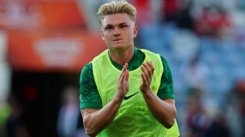  Milan chiêu mộ tiền đạo Conrad Harder sau khi hụt Victor Boniface