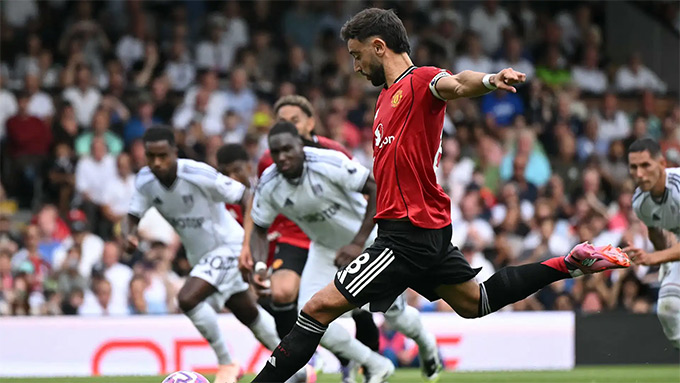 Tình huống Fernandes đá hỏng quả phạt 11m ở hiệp 1