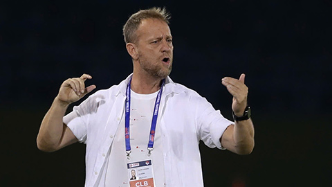  Vì sao HLV Polking chịu thẻ vàng dù trợ lý phạm lỗi?