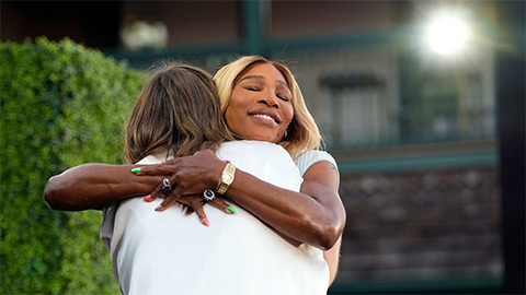  Sharapova, Serena Williams & cái ôm lịch sử ở Ngôi đền huyền thoại