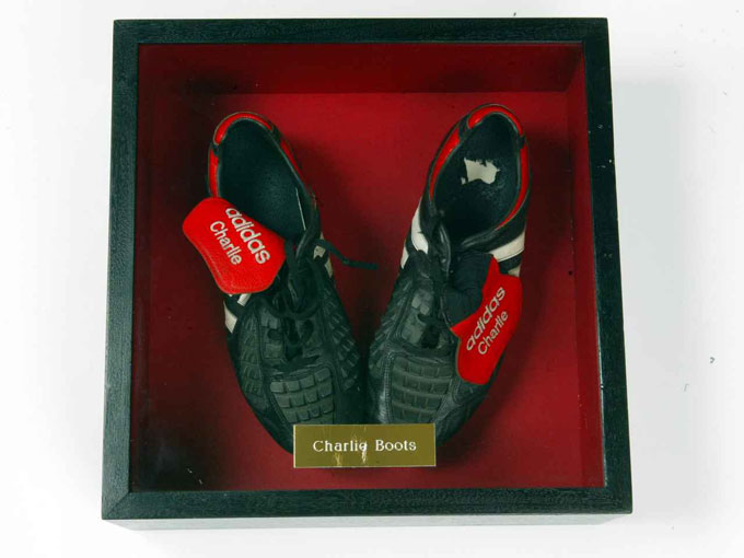 Đôi giày mang tên Charlie Miller nhưng lại gắn liền với siêu phẩm của Beckham