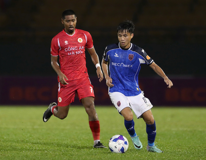 Becamex TP.HCM (áo xanh) đã có trận ra mắt khán giả nhà không như mong đợi. Ảnh: Anh Khoa