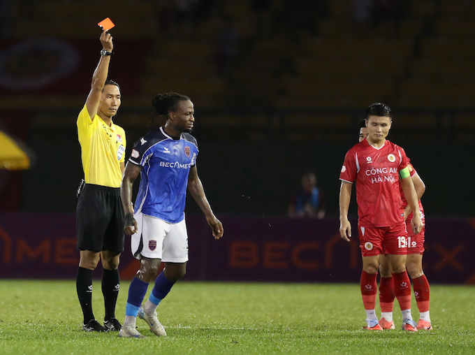 Vòng 2 có 2 thẻ đỏ và 21 thẻ vàng được các trọng T rút ra. Ảnh: Anh Khoa 