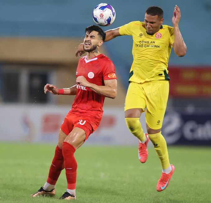 CA TP.HCM (áo vàng) đã thua 0-3 trước Thể Công Viettel - Ảnh: Đức Cường