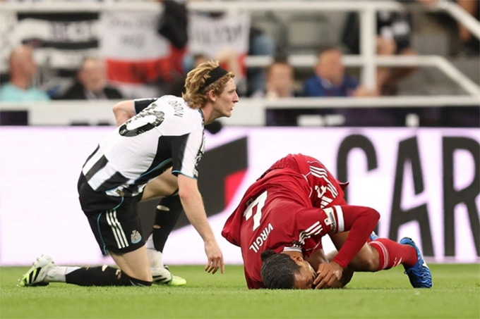 BTC Ngoại hạng Anh lý giải Gordon bị thẻ đỏ do hành vi nghiêm trọng