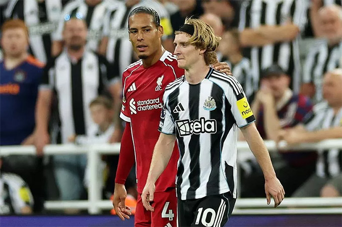 Gordon bị phạt thẻ đỏ cuối hiệp 1 sau pha phạm lỗi với Van Dijk