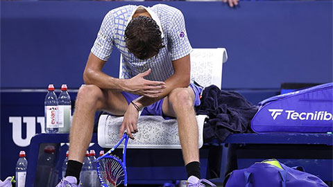  Daniil Medvedev nổi điên, đập gẫy vợt trước mặt trọng tài ở US Open 2025
