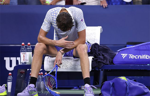 Medvedev đập gẫy vợt trên sân