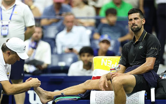 Djokovic bị chấn thương và cần đến sự chăm sóc của bác sỹ