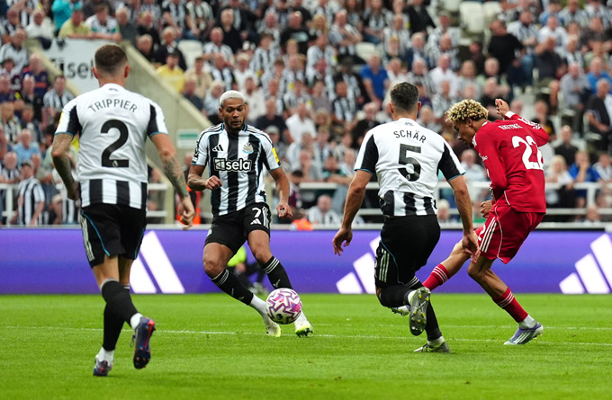 Cú ra chân tuyệt vời của Ekitike tung lưới Newcastle