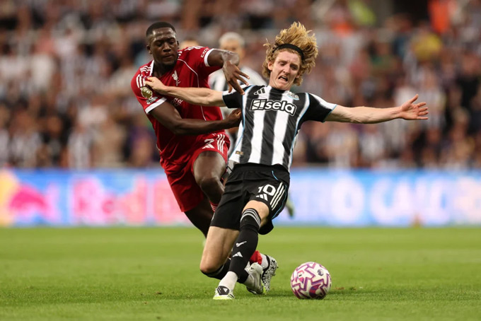 Konate (áo đỏ) lại trải qua trận đấu nữa tồi tệ