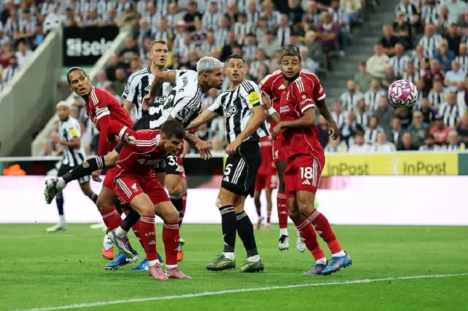 Hàng phòng ngự Liverpool chơi như mơ ngủ