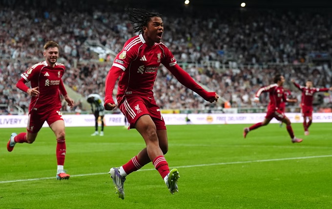 Ngumoha đóng vai người hùng cho Liverpool