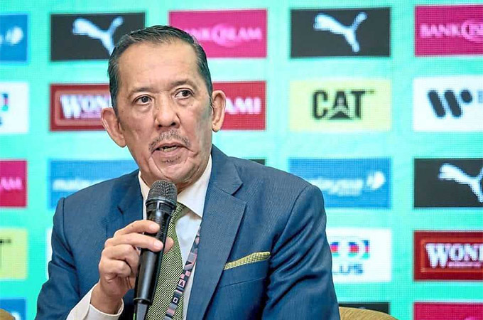 Chủ tịch Datuk Joehari Ayub của Liên đoàn bóng đá Malaysia bất ngờ đệ đơn từ chức 