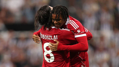  Điểm nhấn Newcastle 2-3 Liverpool: Điểm 9 cho thần đồng 16 tuổi