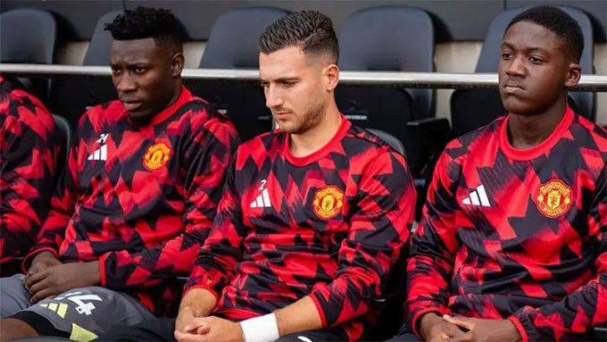 Onana (trái) và Mainoo (phải) sẽ ngồi dự bị ở vòng 2 League Cup