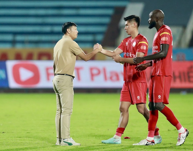 HLV Thạch Bảo Khanh rất hài lòng với tinh thần thi đấu của học trò. Ảnh: Minh Tuấn