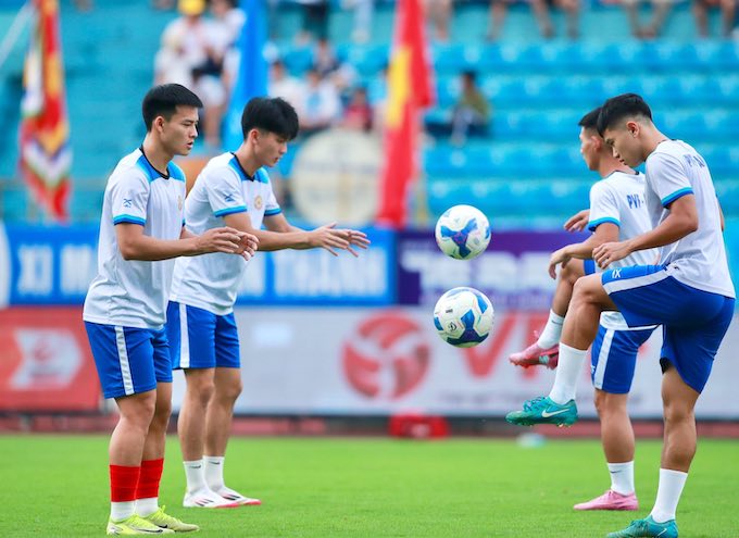 Một buổi tập của các cầu thủ PVF-CAND. Ảnh: FBNV