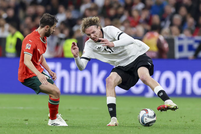 Woltemade (phải) tuy cao to nhưng giữ bóng và xử lý rất khéo